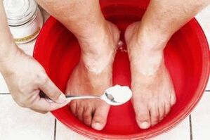 Koupel se sodou a dehtovým mýdlem odstraní plíseň na nohou